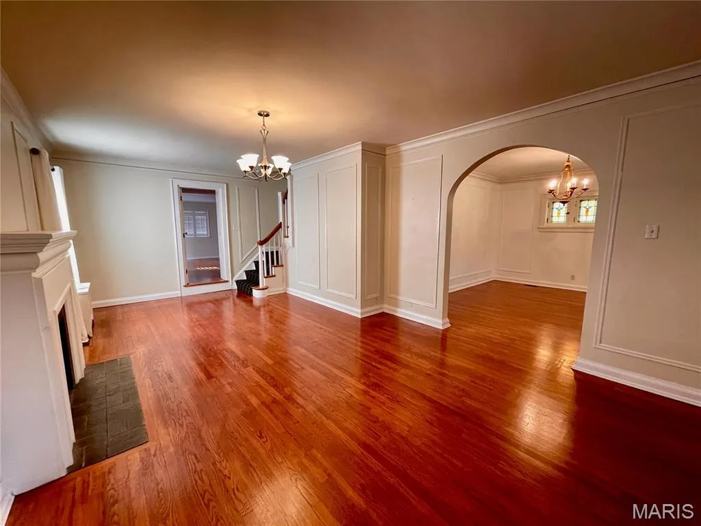Living room with arched doorway